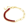 Dettaglio di un bracciale con zirconi rossi e catena a maglie rettangolari dorate - Stile Giuntato Zirconia Rossa Graffetta (21#)