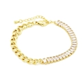 Dettaglio del bracciale a catena cubana dorata con zirconi rettangolari incastonati - Stile Giuntato Zirconia Chiara Maglia Cubana (15#)