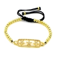 Detalle de pulsera de cuentas con colgante rectangular dorado, tres estrellas y circonitas - Estilo Tres Estrellas (S1)