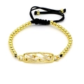 Primer plano de pulsera de cuentas doradas con dije grabado de estrella y rayo - Estilo Luna Estrella Rayo (S4)