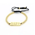 Dettaglio del braccialetto dorato con scritta BABY in strass e cordino nero regolabile - BABY Piastra Rettangolare con Perle (Stile 62)