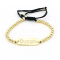 Vista macro dettagliata del bracciale con perle dorate e scritta Queen con strass - Queen Piastra Rettangolare con Perle (Stile 61)