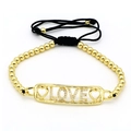 Dettaglio del bracciale LOVE con perline dorate, cristalli lucidi e cordino regolabile - LOVE Piastra Forata (Stile 64)