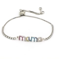 Vue détaillée d'un bracelet argenté ajustable avec pendentifs lettres mama colorés - mama Strass Coloré (Style 56)