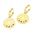 Boucles d'oreilles créoles dorées avec pendentif œil et cristaux colorés sur fond blanc - Style de Boucles d'Oreilles Pendentif Mauvais Œil (D)