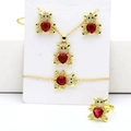 Détail d'un ensemble de bijoux ours avec pavé de zircons et pierres de cœur rouges - Ton Or (Prune)