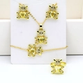 Vue détaillée d'une parure ours avec zircon cœur jaune et finition dorée - Ton Or (Jaune)