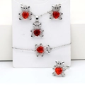 Détail de parure bijoux ours en argent avec zircons brillants et pierres en cœur rouge - Ton Platine (Orange)