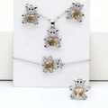 Détail de la parure bijoux ours en argent avec zircons et pierres de cœur champagne - Ton Platine (Champagne)