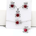 Vue détaillée du coffret bijoux ours avec pierres cœurs rouges et collier - Ton Platine (Prune)