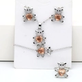 Détail de l'ensemble bijoux ours en peluche avec oxydes de zirconium et cœurs champagne - Ton Platine (Rose)