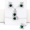 Détail de l'ensemble bijoux ours avec pierres de cœur émeraude et cristaux pavés - Platine (Pierre Verte)