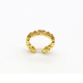 Détail d'une bague coeur dorée ajustable ornée de cristaux de zircon scintillants - Style Bande de Cœurs Liés (v12)
