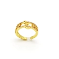Vue macro d'une bague ajustable dorée avec pavé de zircons en forme d'étoile et de lune - Style Étoile Lune Zircone (v14)