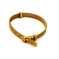 Vue détaillée de la maille milanaise dorée et de la boucle de bracelet de montre - Or