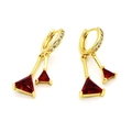 Detalle de pendientes de flecos dorados con piedras rojas y circonitas brillantes - Estilo A Rojo (Triángulo)