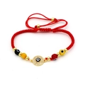 Λεπτομέρεια του κόκκινου βραχιολιού Evil Eye με χρυσό μενταγιόν με ζιργκόν και χάντρες - Classic Evil Eye Round Decor