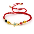 Λεπτομέρεια κόκκινου πλεκτού βραχιολιού Evil Eye με χρυσό αστέρι και πολύχρωμες χάντρες - Μενταγιόν Αστέρι με Μικρο-Ένθετο Ζιργκόν