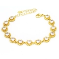 Detail eines Goldarmbands mit Karabinerverschluss, Herzanhänger und Zirkonia-Steinen - Runder Cluster Stil (16#) / Gold