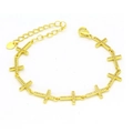 Detailansicht eines goldfarbenen Armbands mit Kreuzgliedern und funkelnden Zirkonia - Kreuz-Stil (12#) / Gold