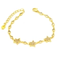 Detail eines Goldstern-Armbands mit Kristallen und verstellbarem Karabinerverschluss - Drei Sterne Stil (11#) / Gold