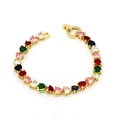 Detail eines goldenen Tennisarmbandes mit bunten Herzsteinen und einem Kristallverschluss - Armband / Weiß