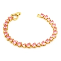 Detailansicht der rosa Herz-Zirkonia mit vergoldetem Herzverschluss für Armband - Armband / Rosa