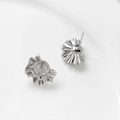 Macro-weergave van zilveren geplooide oorbelhouders met zirkonia voor DIY-sieraden - Witgoud