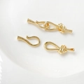 Detailansicht eines 14k vergoldeten Angelhaken-Verschlusses mit Knoten für DIY-Schmuck - Einzelstück / 18K-Gold