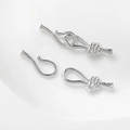 Makro-Detail von 14k vergoldetem Fischhaken-Verschluss mit Seilknoten für DIY-Schmuck - Einzelstück / Weißgold