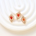 Makroaufnahme der vergoldeten Vintage-Anhänger mit birnenförmigem orangefarbenem Zirkon-Detail - 1# Orangerot