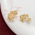 Makro-Detail von unregelmäßigen vergoldeten Blütenohrringen mit Maßen 23 mm x 14 mm - 18k Hellgold Perle Stil (D4677)