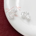 Makro-Detail von unregelmäßigen silbernen Ohrringen mit Falteneffekt und 23 mm Abmessungen - Silber Matt Perle Stil (D4677)