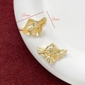 Makroaufnahme vergoldeter, unregelmäßiger Blatt-Ohrringe mit den Maßen 23 mm x 15 mm - 18k Hellgold Falten Blatt Stil (D4760)