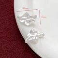 Detailaufnahme silberner unregelmäßiger Falten-Ohrstecker mit 23mm Größenabmessungen - Silber Matt Falten Blatt Stil (D4760)