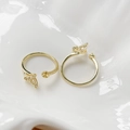 Vista macro di due anelli a farfalla placcati oro 18k con basi regolabili per perle DIY - Base Anello Aperta Farfalla Oro 18k