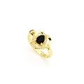 Gros plan d'une bague cœur en or avec une pierre précieuse noire en forme de poire - E5 Noir