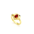 Vue détaillée d'une bague coeur en or avec pierre rouge poire et accents de zircon - Bague ouverte / E4 Rouge