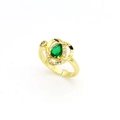 Détail d'une bague coeur dorée avec un zircon vert poire et de petits cristaux blancs. - Bague ouverte / E1 Vert