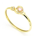 Détail du bracelet doré ouvert avec une pierre rose en forme de poire et cœur. - E3 Rose