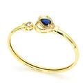Vue détaillée d'un bracelet jonc cœur plaqué or avec une pierre bleue en goutte et des zircons - E5 Bleu