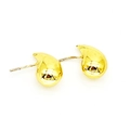 Vista macro detallada de pendientes de gota bañados en oro de 18k con acabado de espejo - Pequeño Dorado (A1)