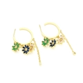 Detalle macro de pendientes de aro dorados con colgantes de flores de circonita - Estilo de Aro de Flor de Diamantes de Imitación (G)