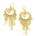 Detalle de los pendientes de aro bañados en oro de 18k con elegantes flecos largos - Estilo de Aro Redondo con Borla Dorada (F)