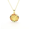 Detalle de collar dorado con colgante religioso y piedras de circón coloridas - Estilo Virgen María Redondo Vintage (D)