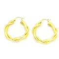 Vue détaillée des boucles d'oreilles créoles torsadées plaquées or 18k avec fini mat - Style Créole Givrée (F9) / Or