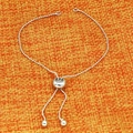 Détail d'un bracelet à perles argentées ajustable avec fermoir coulissant doré 18 carats - Chaîne de Perles (904) / Or Blanc (Style b)