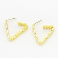 Vue détaillée de boucles d'oreilles géométriques en or 18 carats avec texture de chaîne - Style Chaîne Triangulaire (F3) / Or