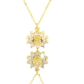 Collar de medallón de María dorado con circonitas y reflejo de espejo en fondo blanco - Estilo Virgen María Flor (C)