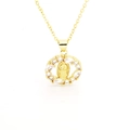 Collar dorado de la Virgen María con colgante de circonita sobre fondo blanco - Estilo Redondo Calado (D)